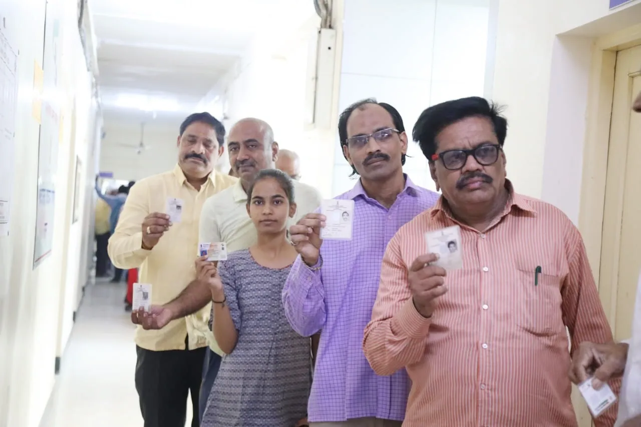 Voters lined up to register their mandate. The final phase of the Lok Sabha elections was held today, on June 1 (Image: PIB)