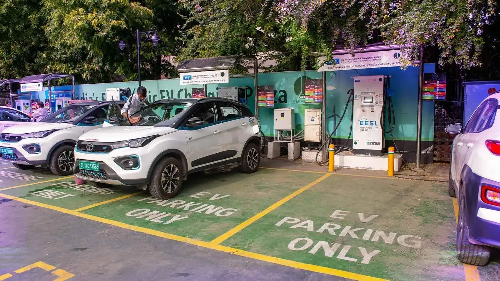 delhi-new-ev-policy-approved-subsidies-electric-vehicles-cm-rekha-gupta