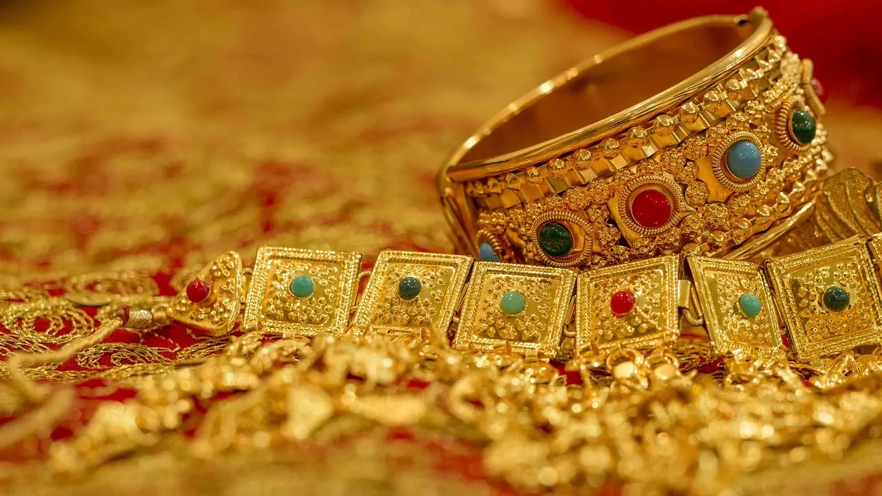 Gold of 99.5% purity declined by ₹1,000 to ₹70,300 per 10 grams on Thursday.