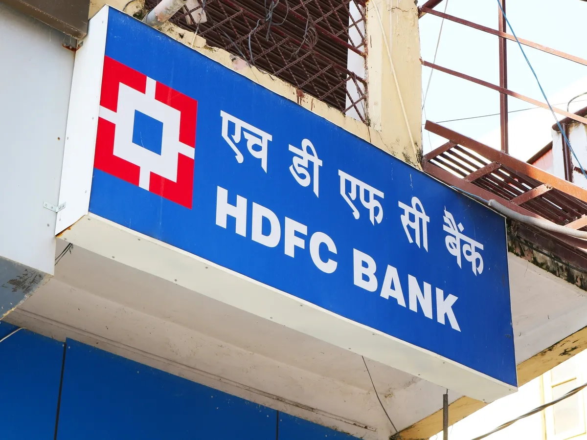 Will HDFC Bank break out or hover in a symmetrical triangle pattern?