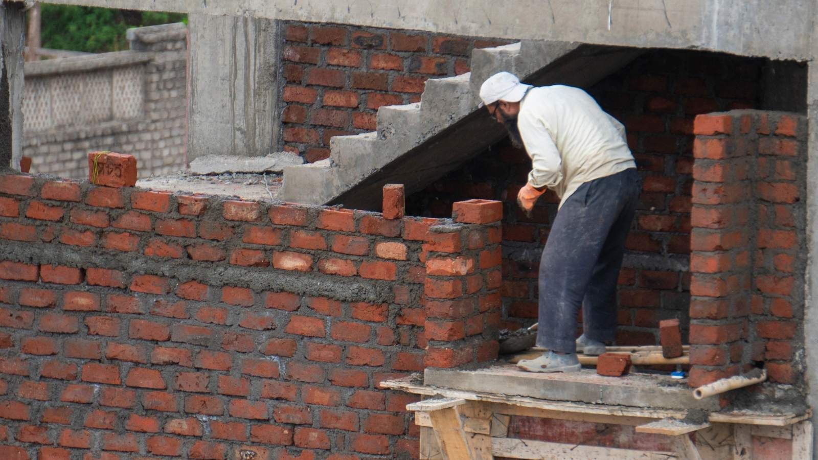 घर बनाना