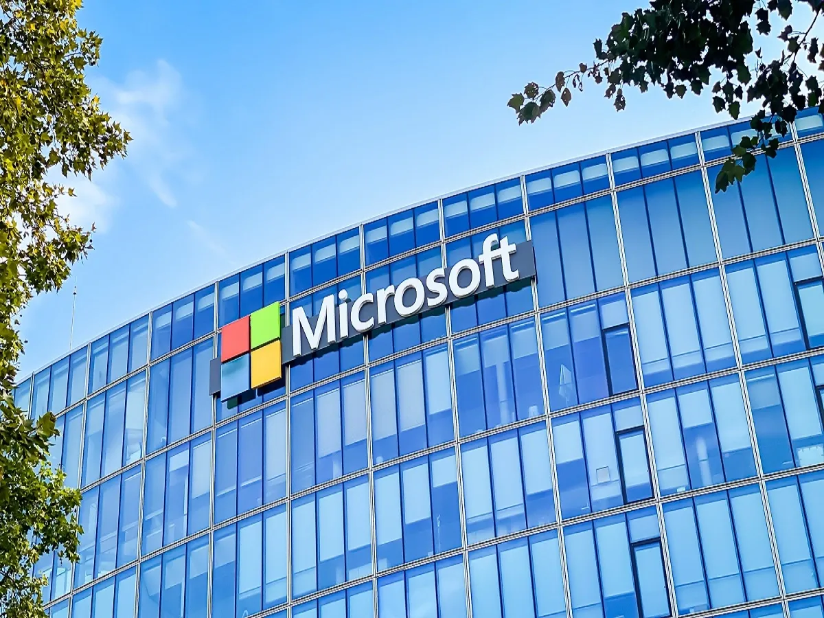 Widespread Microsoft Outage Disrupts Flights, Banks, Stock Exchanges, and Broadcasts