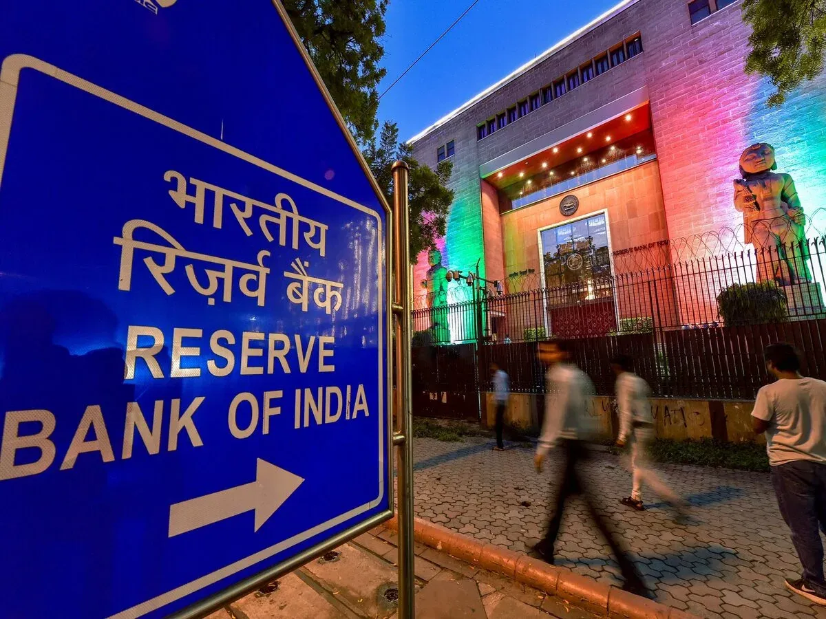 A penalty of ₹1 crore has been imposed on HDFC Bank for non-compliance with certain directions on 'interest rate on deposits', 'recovery agents engaged by banks' and 'customer service in banks'