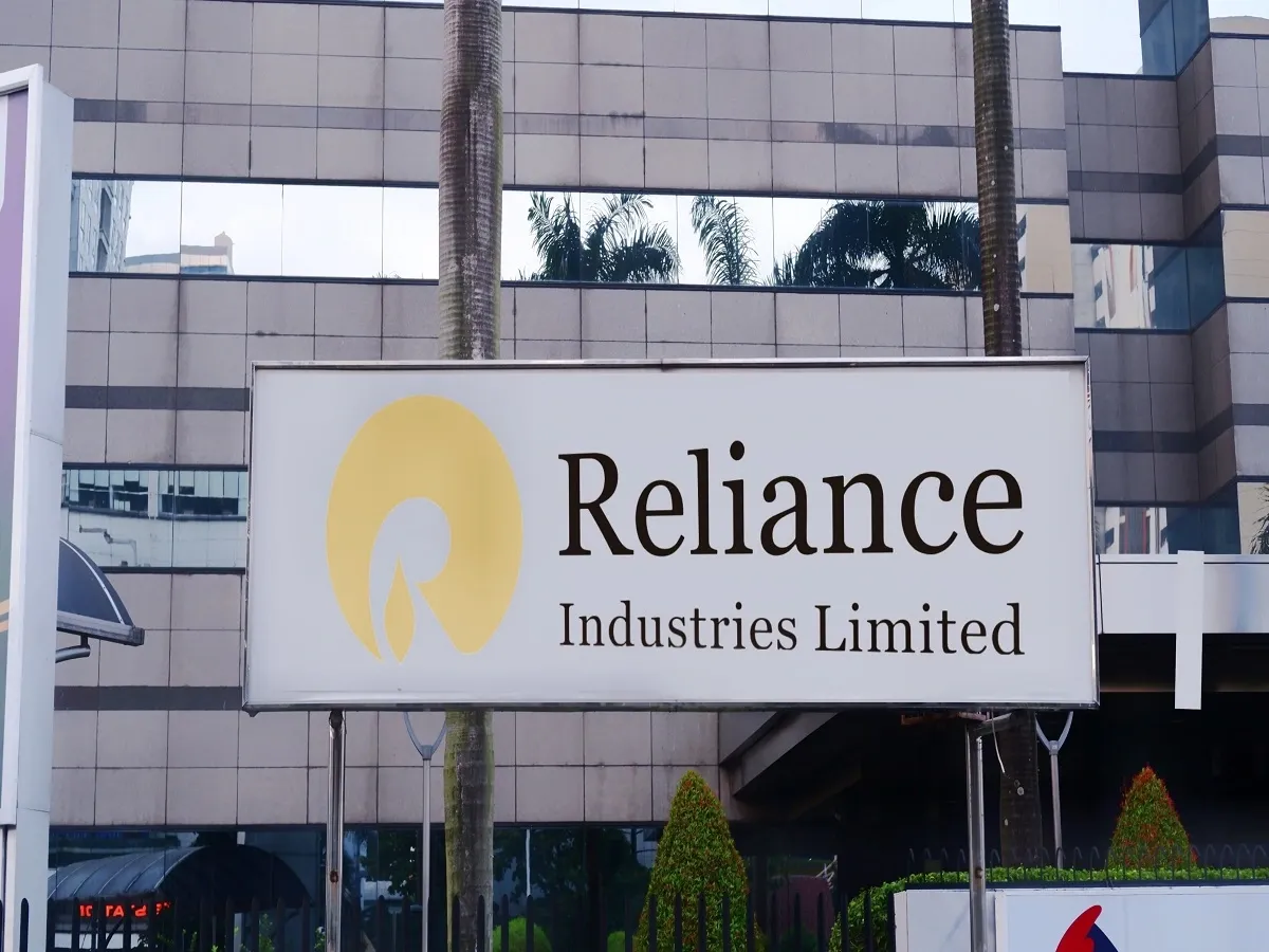 Shares of RIL on Wednesday settled 0.43% higher at ₹3,032.50 apiece on the BSE.