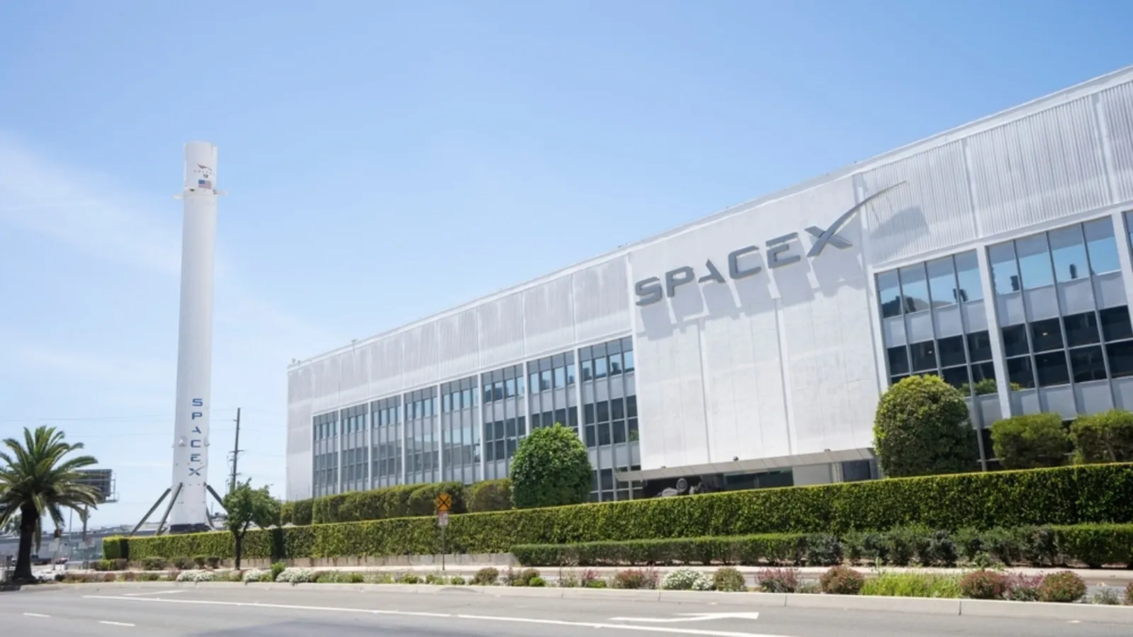SpaceX makes reusable rockets and also owns Starlink, a satellite network. | Image: Shutterstock