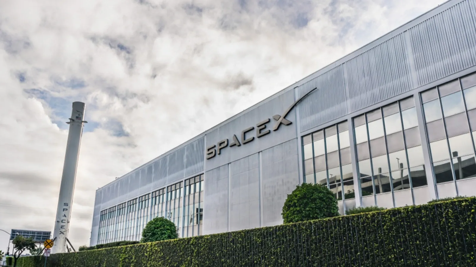 SpaceX designs, manufactures, launches, and operates products and services built on cutting-edge technologies, including the world’s most advanced rockets and spacecraft. | Image: Shutterstock