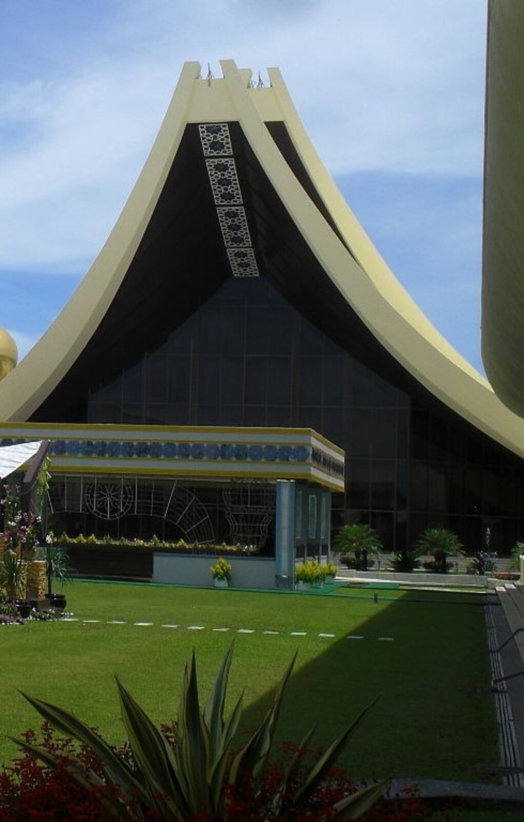 Istana Nurul Iman Garage